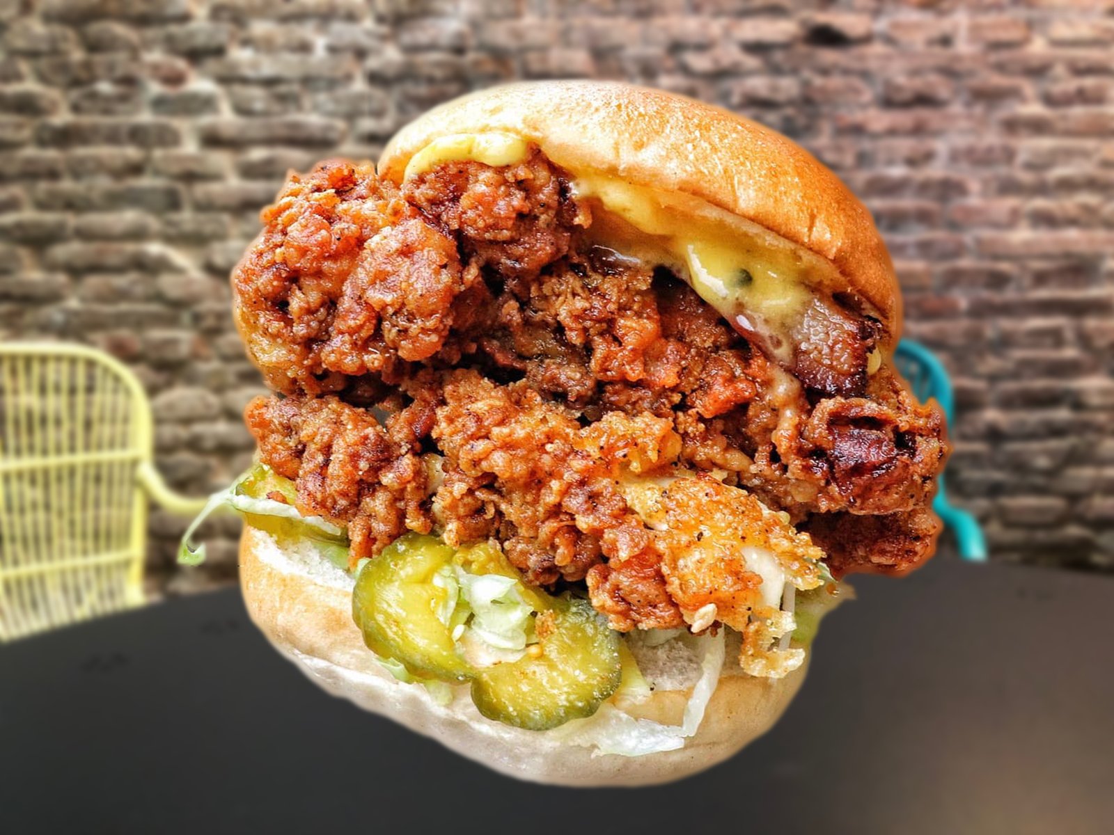 Fried Chicken Burger Bubba recién hecha, con queso fundido y pepinillos
